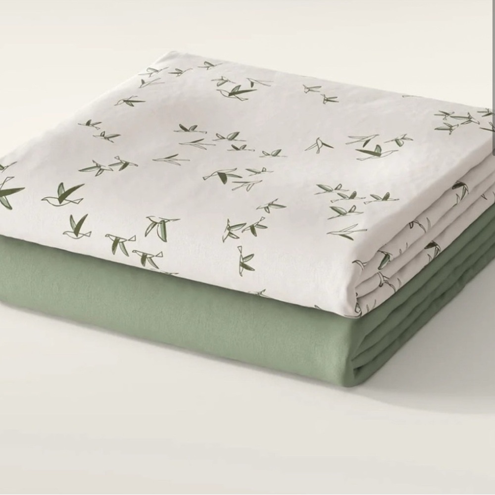 Nestig -3 mini sheets plus 1 waterproof sheet 🧡💚🤍